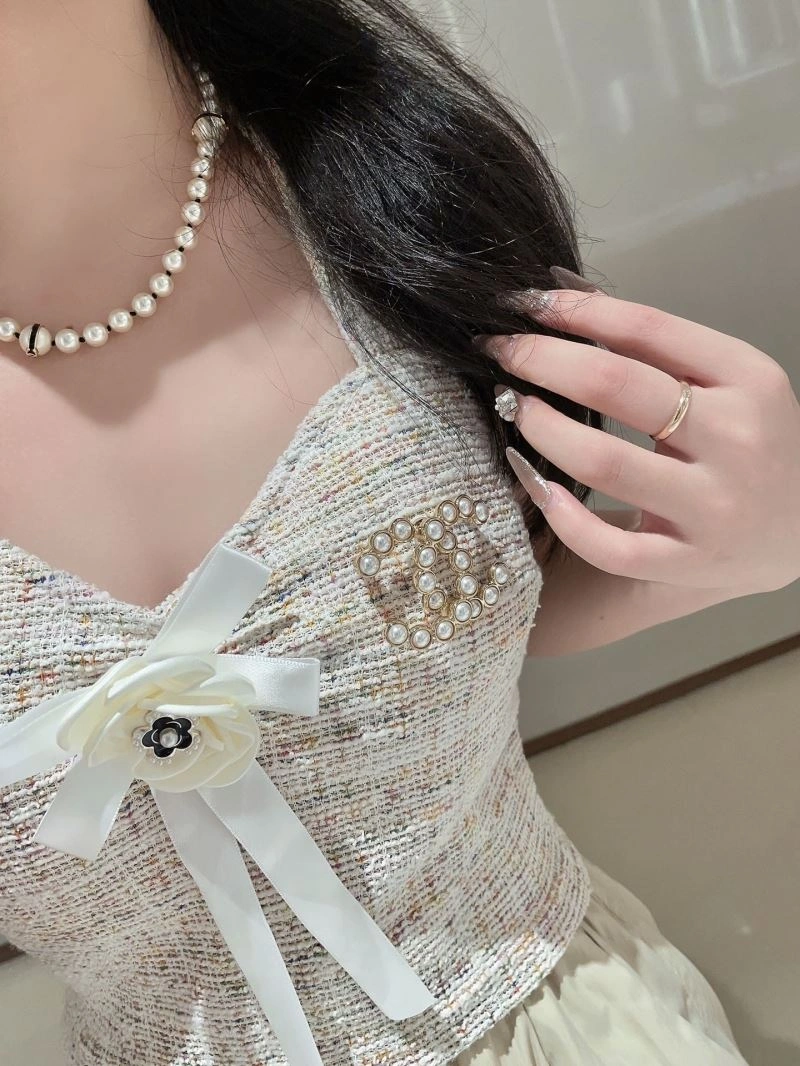 Bright Chanel Brooches 231360