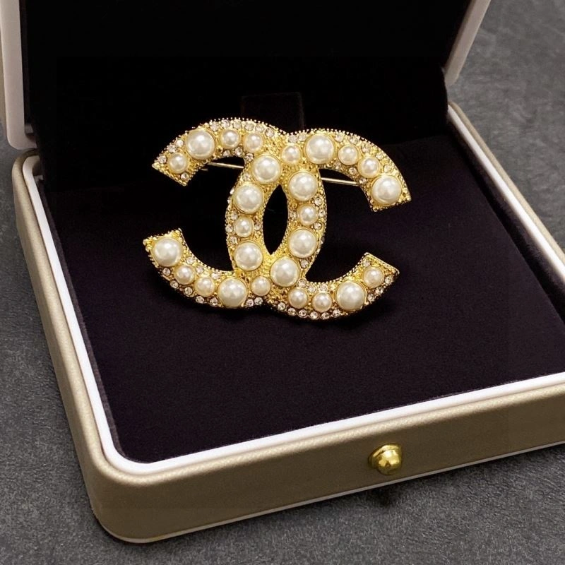 Chanel Brooches Affordable 231384