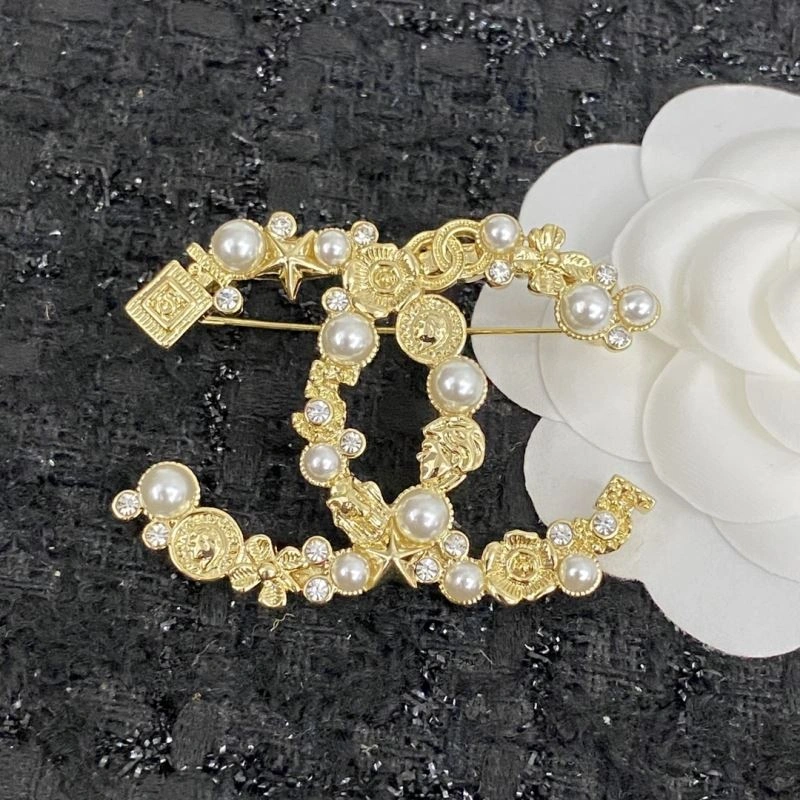 Minimalist Chanel Brooches 231336