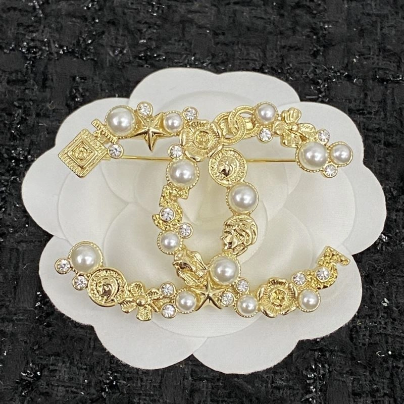 Minimalist Chanel Brooches 231336