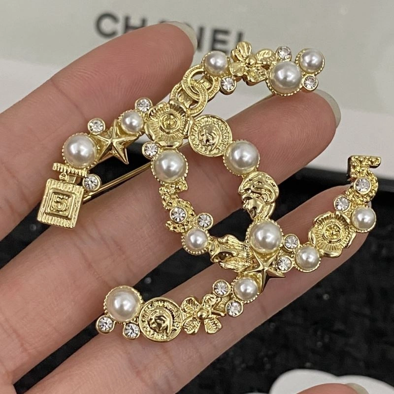 Minimalist Chanel Brooches 231336