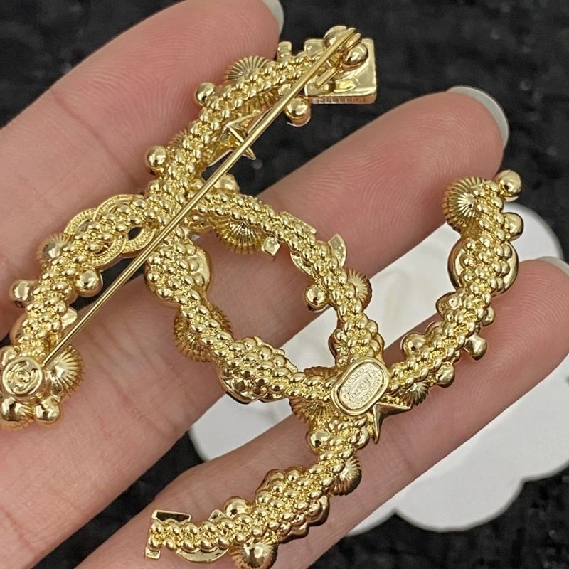Minimalist Chanel Brooches 231336