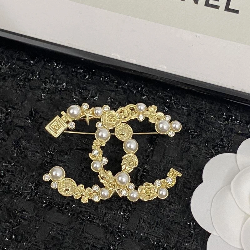 Minimalist Chanel Brooches 231336