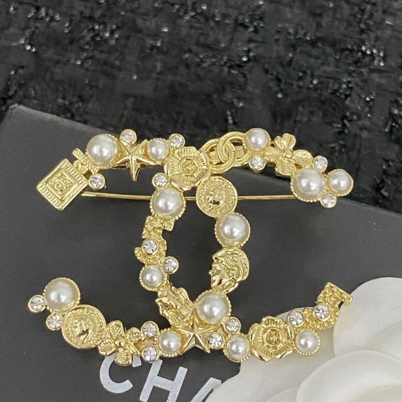 Minimalist Chanel Brooches 231336