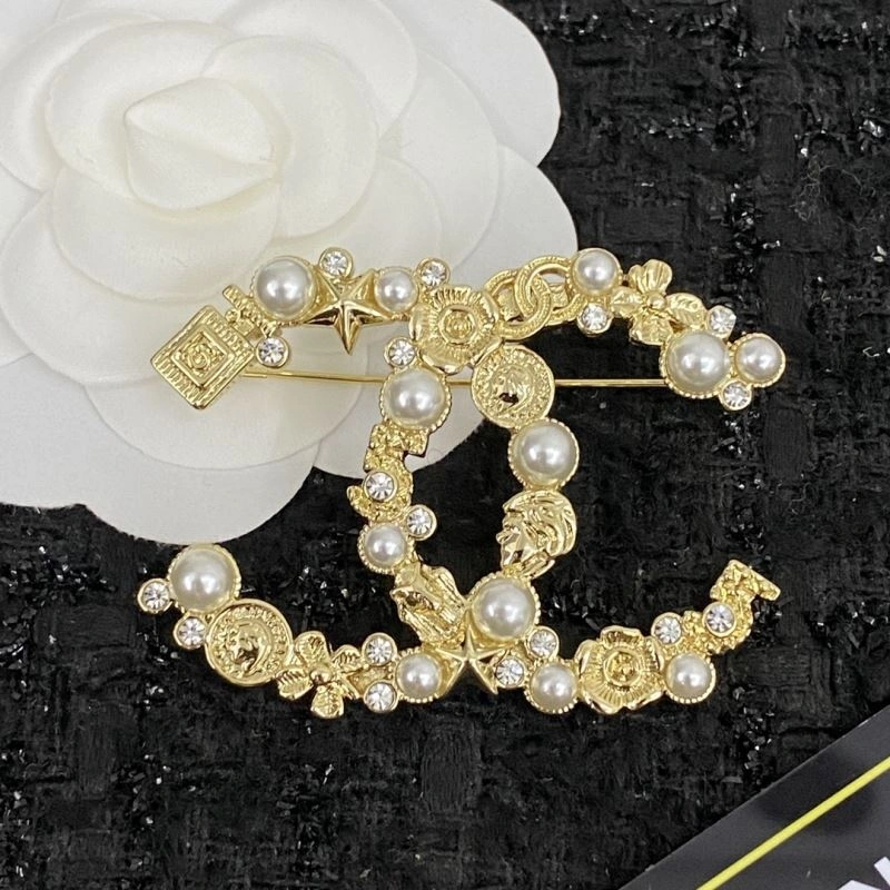Minimalist Chanel Brooches 231336