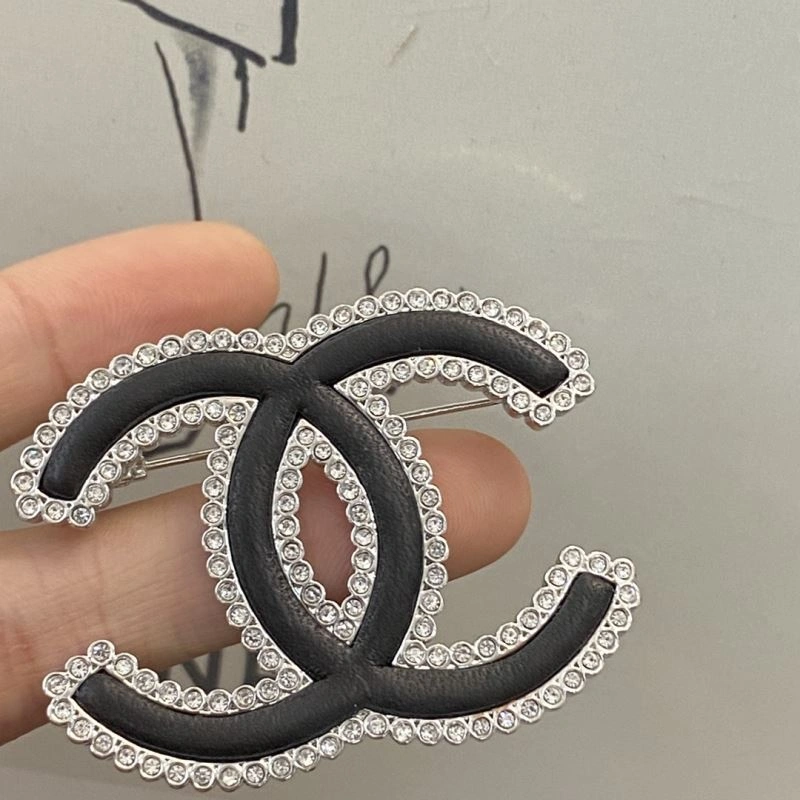 Chanel Brooches Affordable 230897