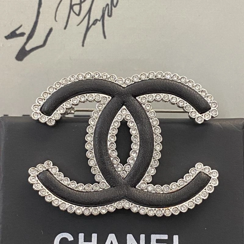 Chanel Brooches Affordable 230897