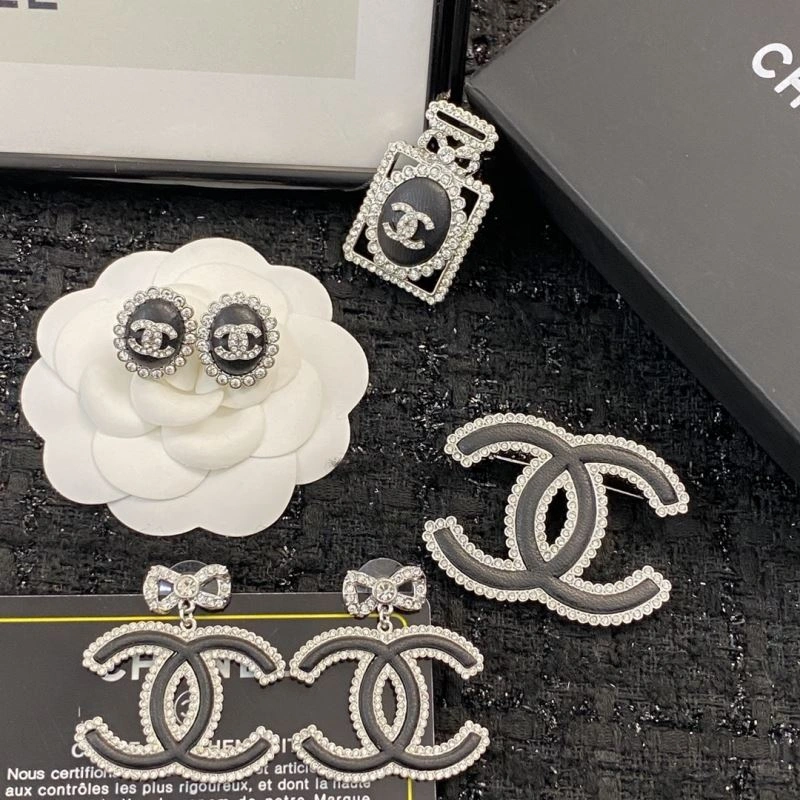 Chanel Brooches Affordable 230897