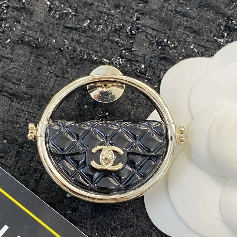 Chanel Brooches Neat 230813