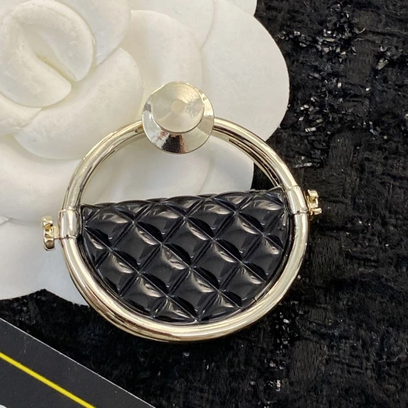 Chanel Brooches Neat 230813