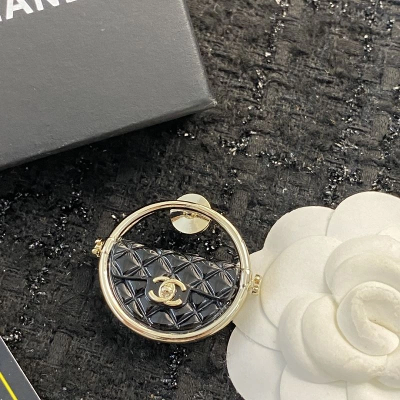Chanel Brooches Neat 230813