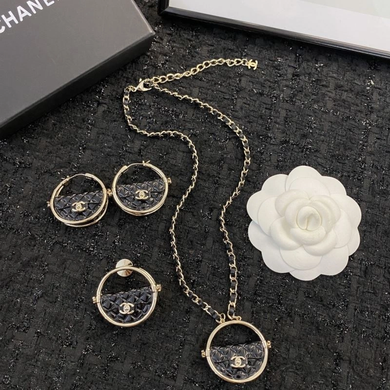 Chanel Brooches Neat 230813