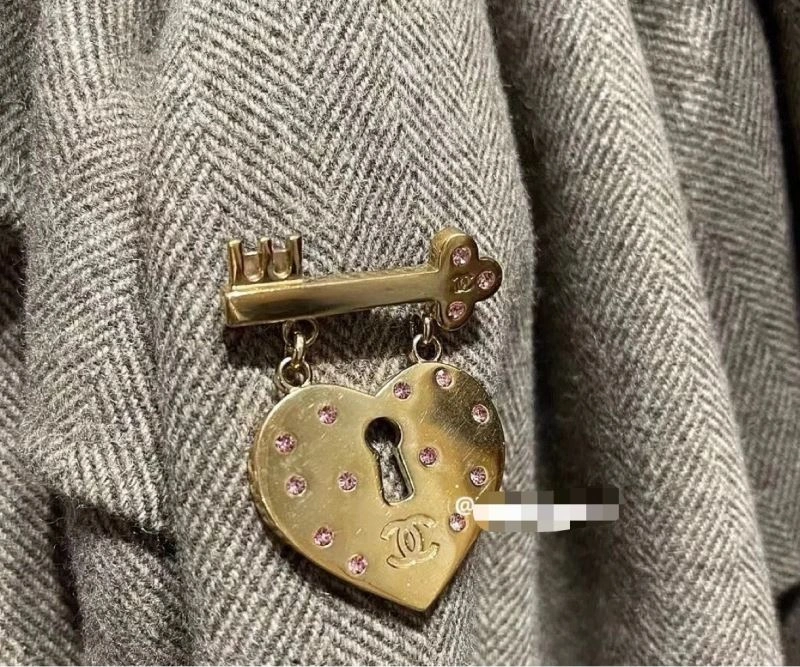 Chanel Brooches Refined 230803