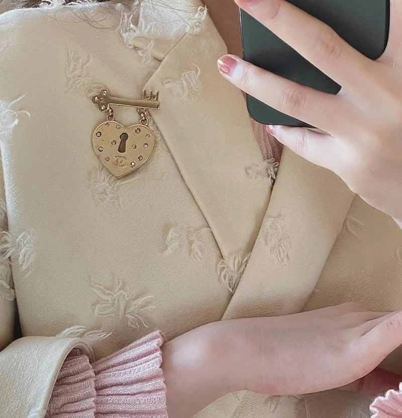 Chanel Brooches Refined 230803