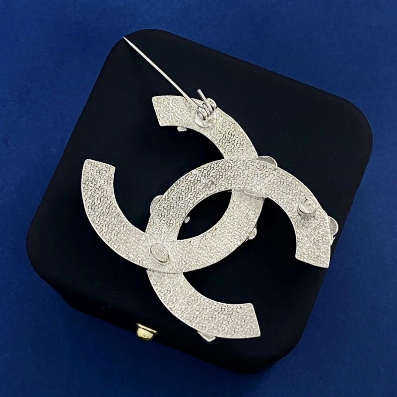 Supportive Chanel Brooches 230812