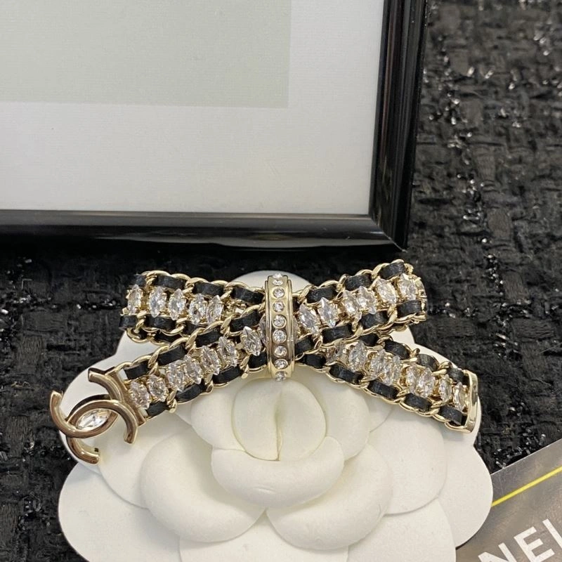Sleek Chanel Brooches 230808