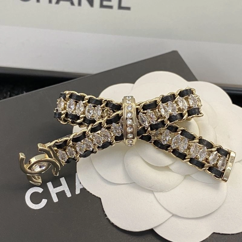 Sleek Chanel Brooches 230808