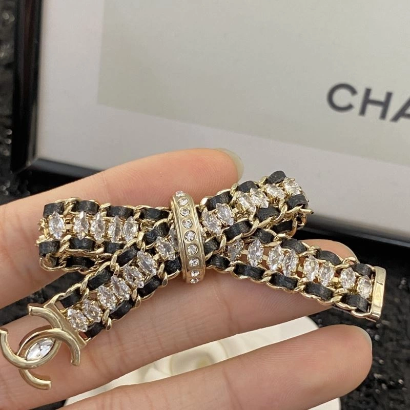 Sleek Chanel Brooches 230808