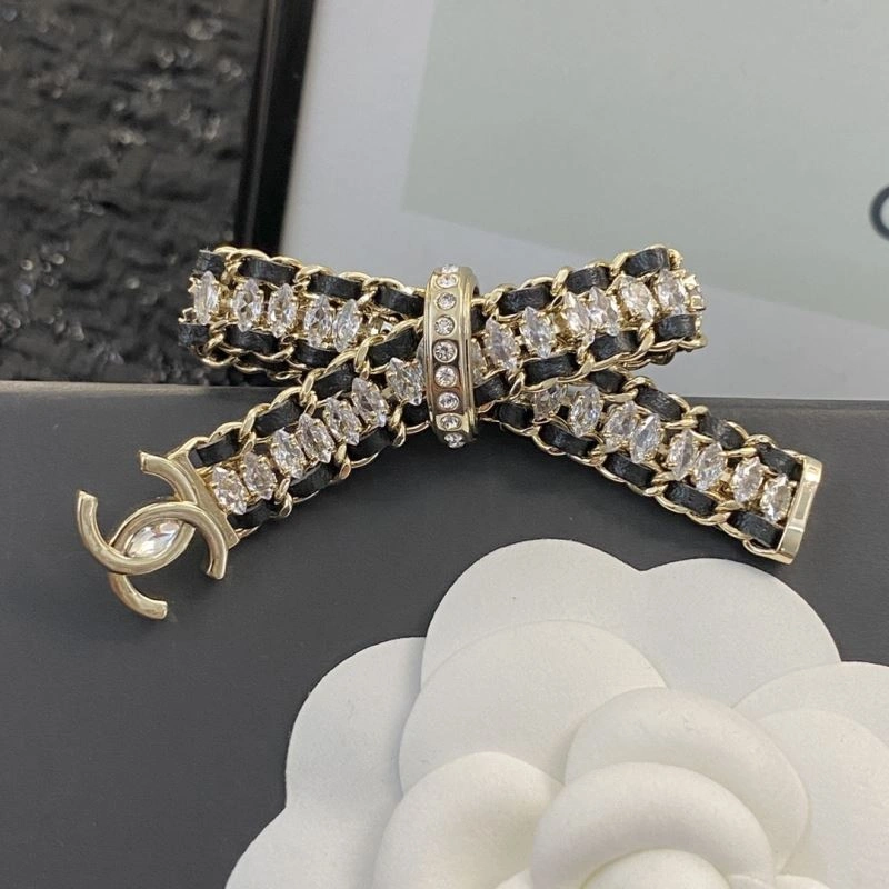 Sleek Chanel Brooches 230808