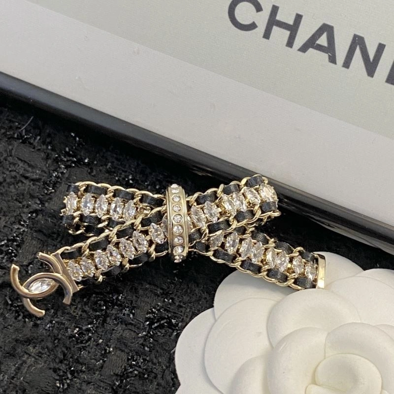 Sleek Chanel Brooches 230808