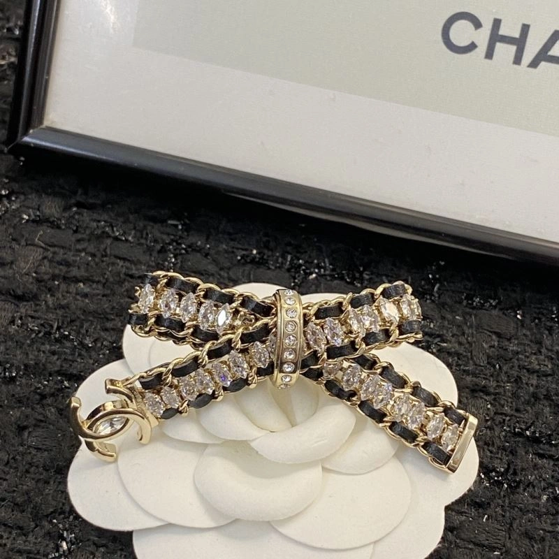 Sleek Chanel Brooches 230808