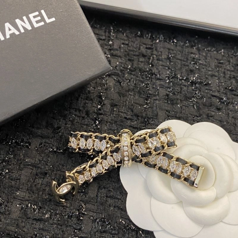Sleek Chanel Brooches 230808