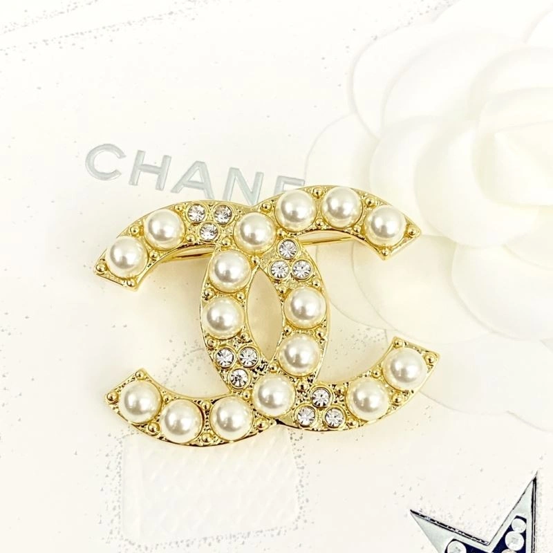 Vibrant Chanel Brooches 230835
