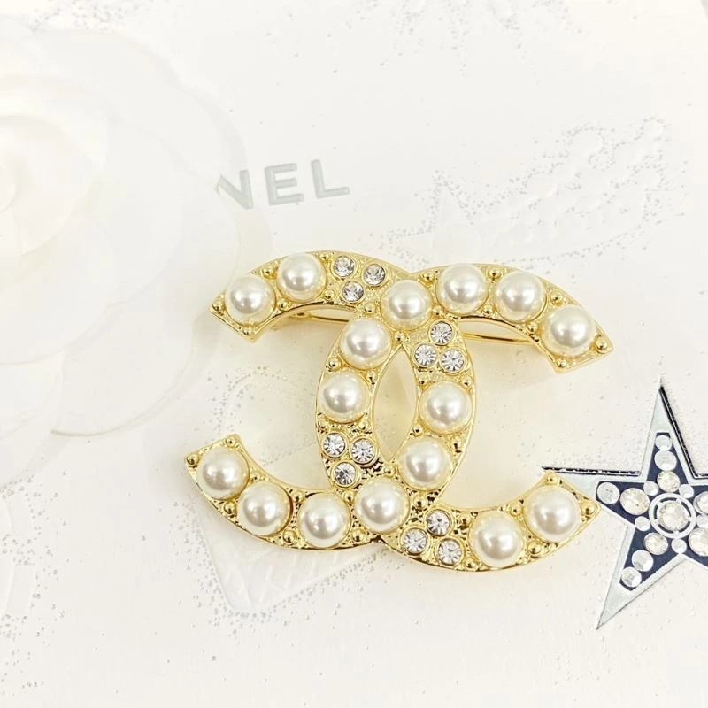 Vibrant Chanel Brooches 230835