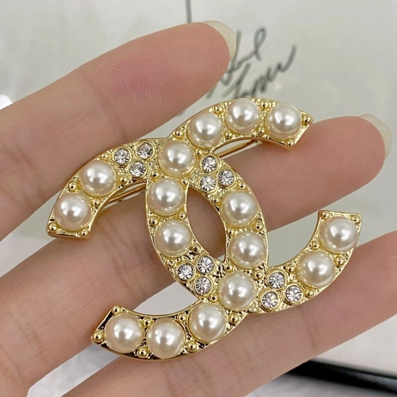 Vibrant Chanel Brooches 230835