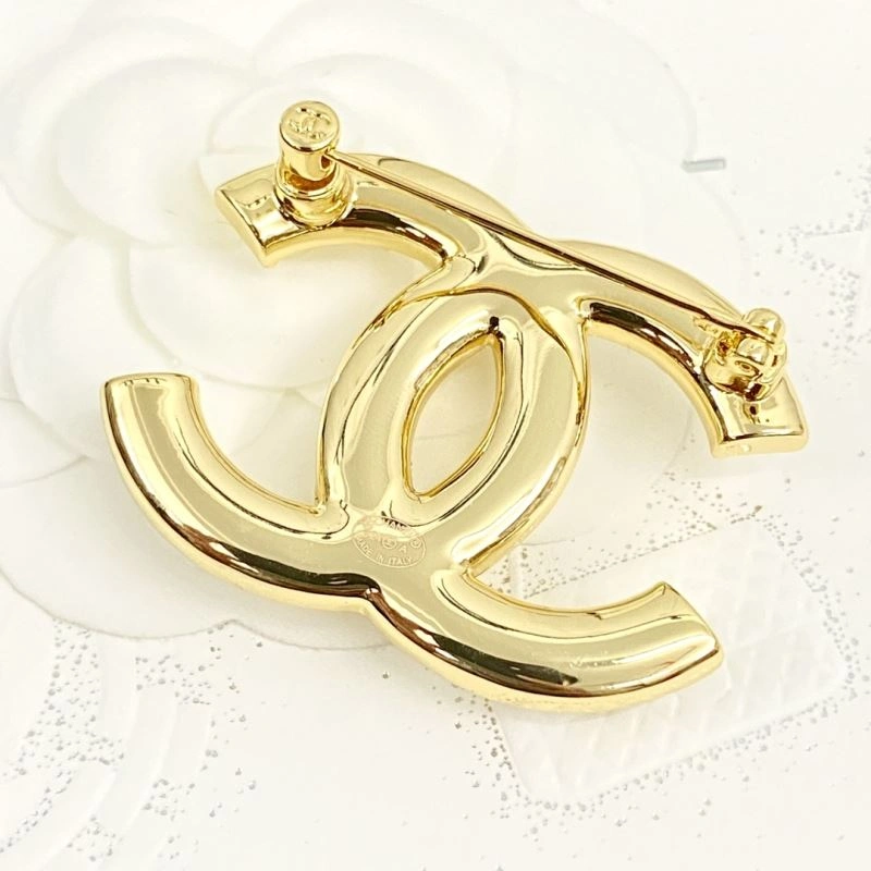 Vibrant Chanel Brooches 230835