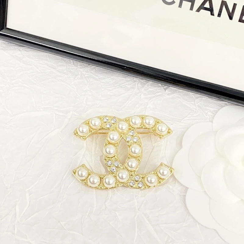 Vibrant Chanel Brooches 230835