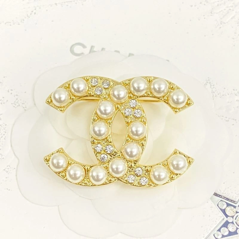 Vibrant Chanel Brooches 230835