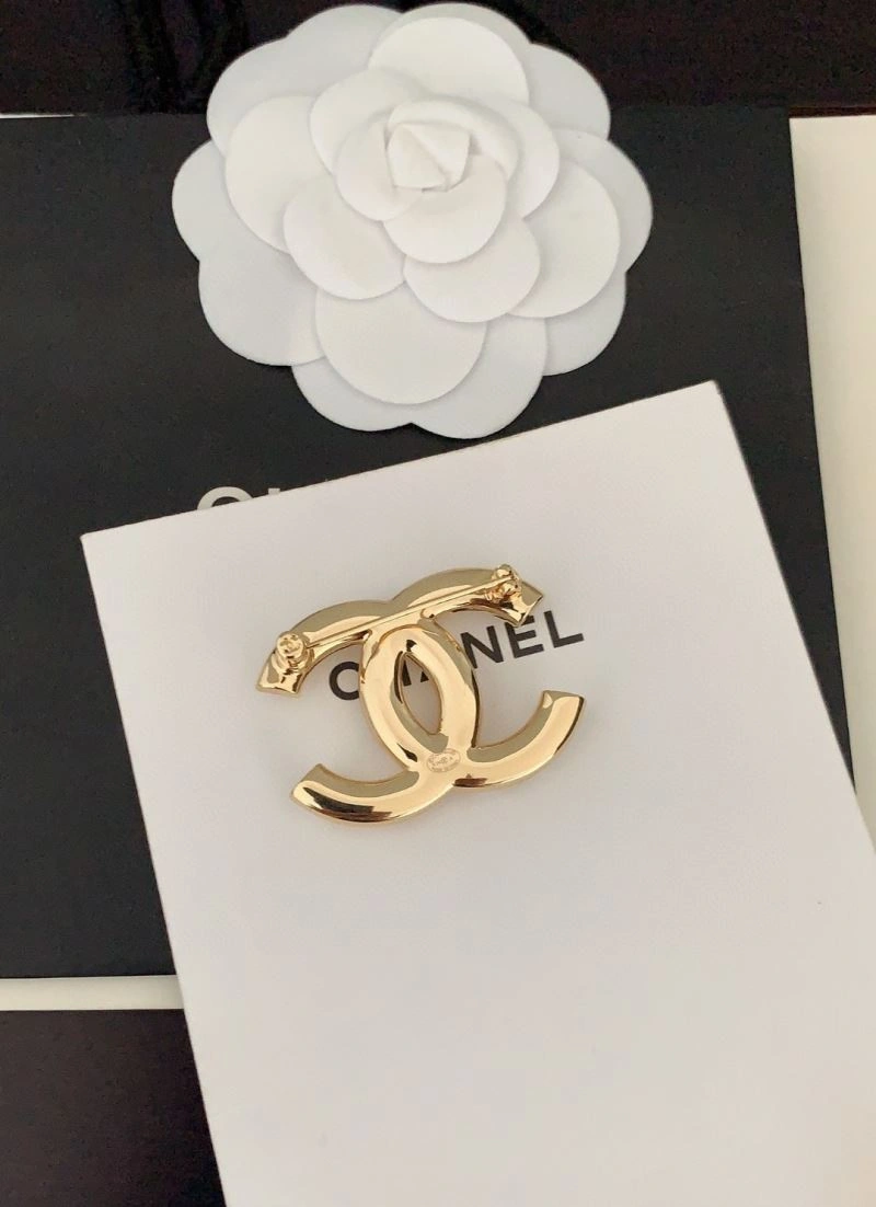 Cozy Chanel Brooches 230800