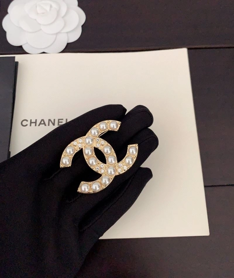 Cozy Chanel Brooches 230800