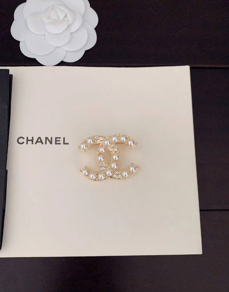 Cozy Chanel Brooches 230800