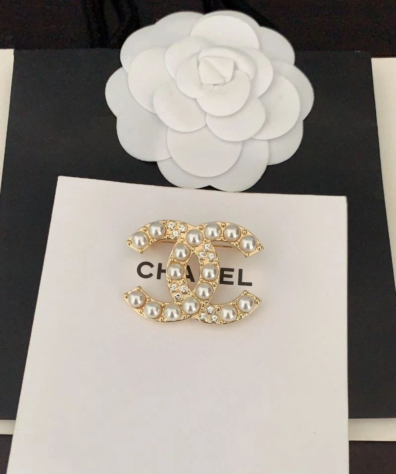 Cozy Chanel Brooches 230800