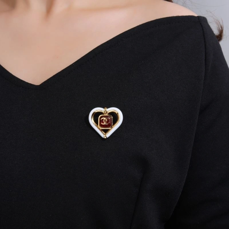 Youthful Chanel Brooches 230782