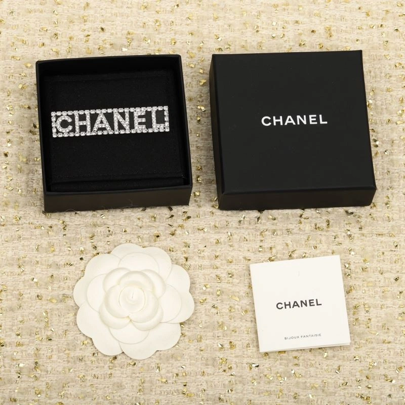 Supportive Chanel Brooches 230773