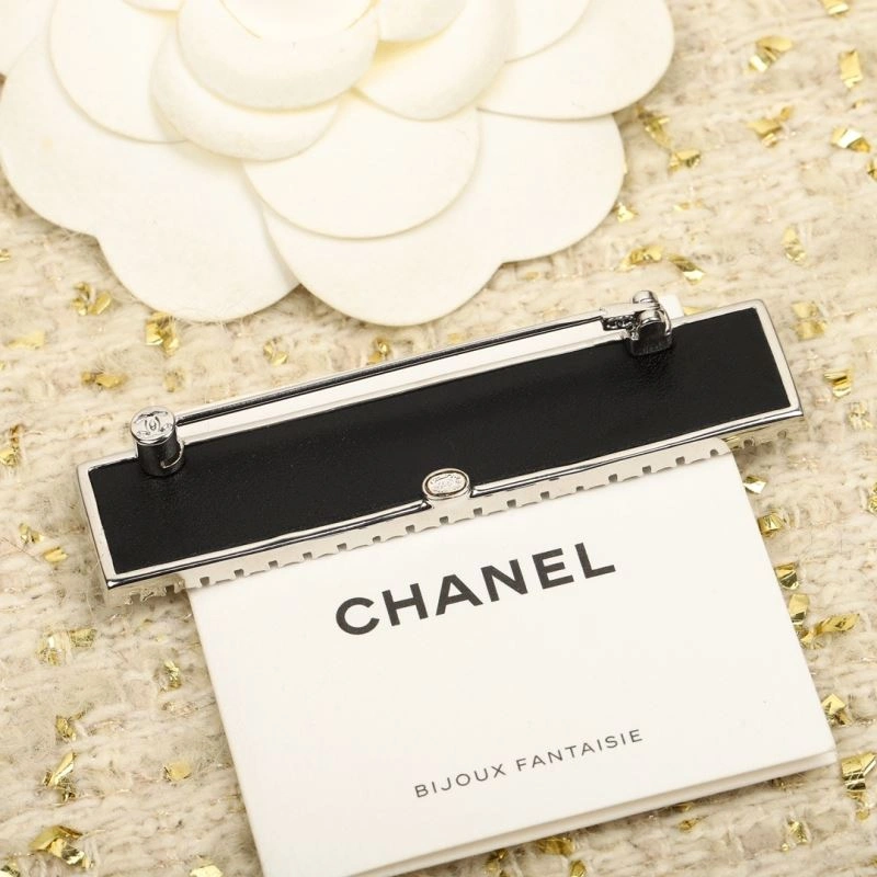 Supportive Chanel Brooches 230773