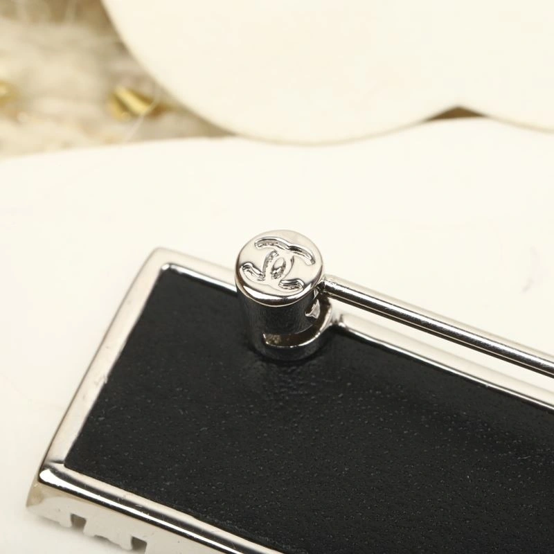 Supportive Chanel Brooches 230773