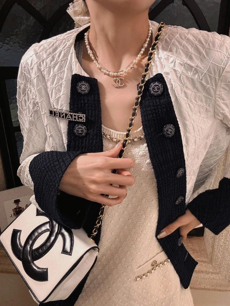 Supportive Chanel Brooches 230773