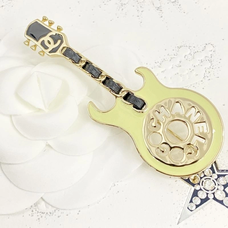 Supportive Chanel Brooches 230778