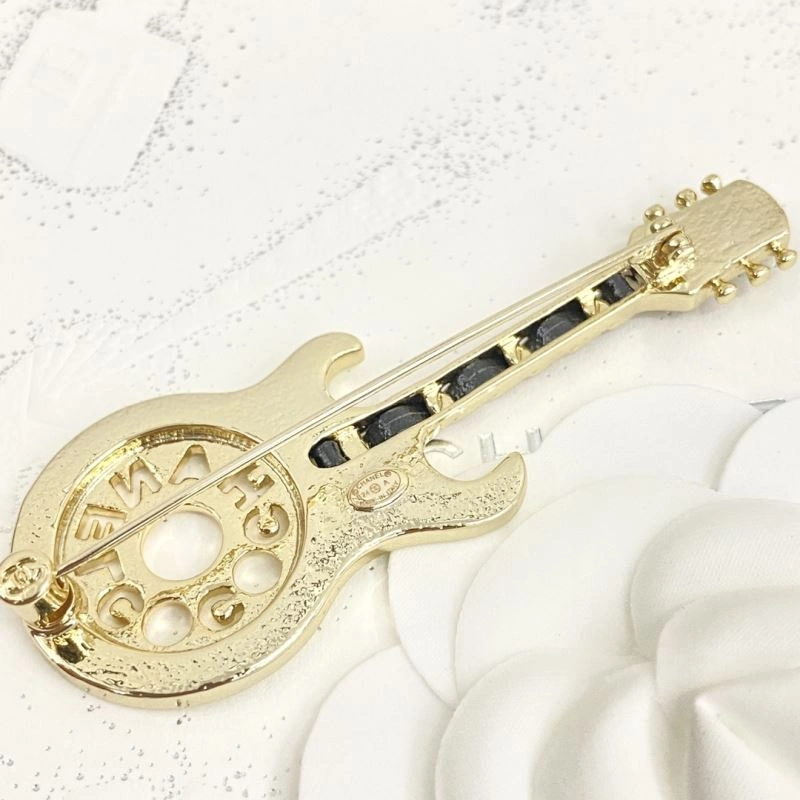 Supportive Chanel Brooches 230778