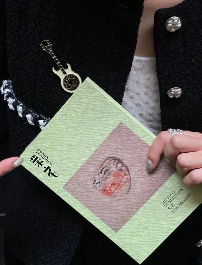 Supportive Chanel Brooches 230778