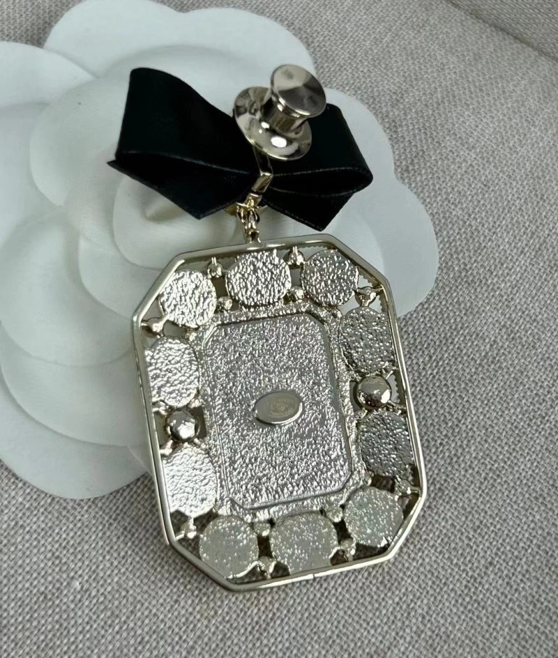 Durable Chanel Brooches 230798