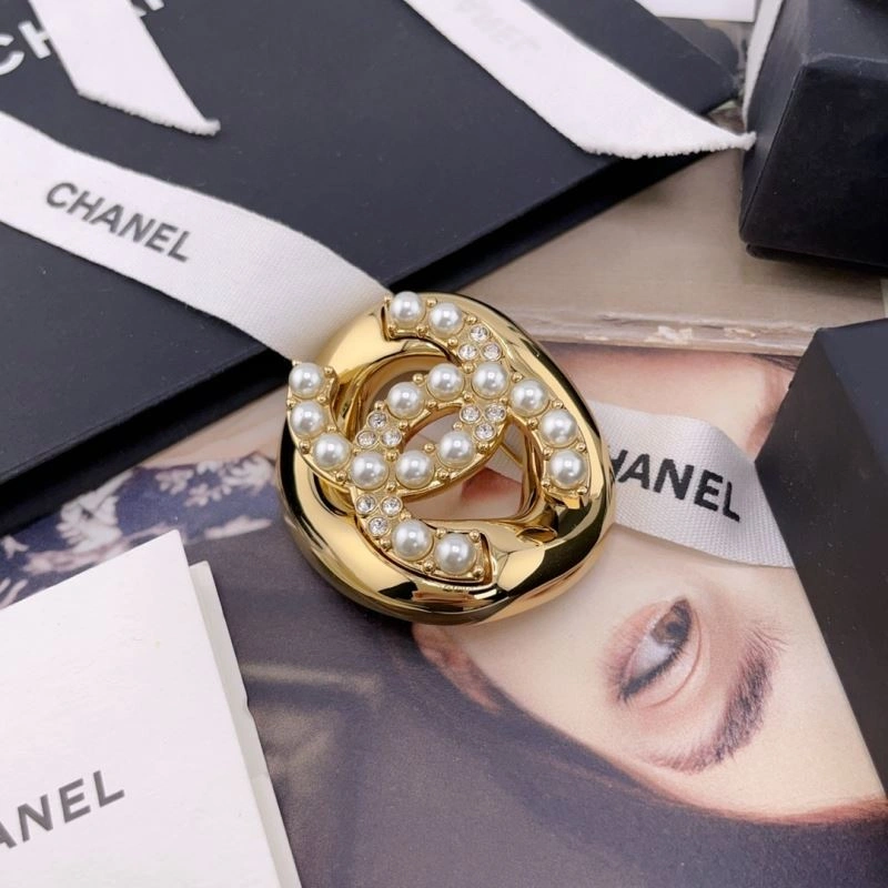 Durable Chanel Brooches 230755