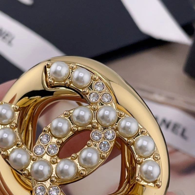 Durable Chanel Brooches 230755
