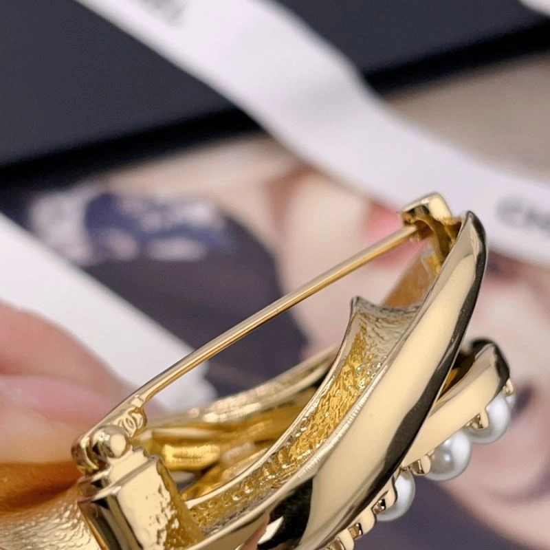 Durable Chanel Brooches 230755