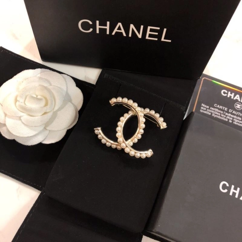 Elegant Chanel Brooches 232418