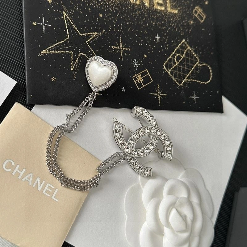 Sleek Chanel Brooches 232461